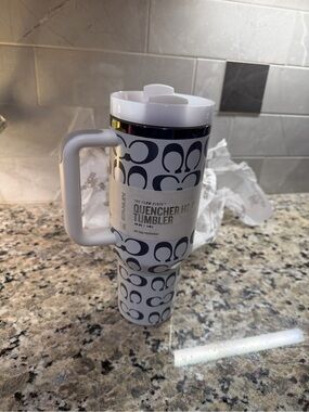 Stanley White & Navy Quencher H2.0 Tumbler with Handle